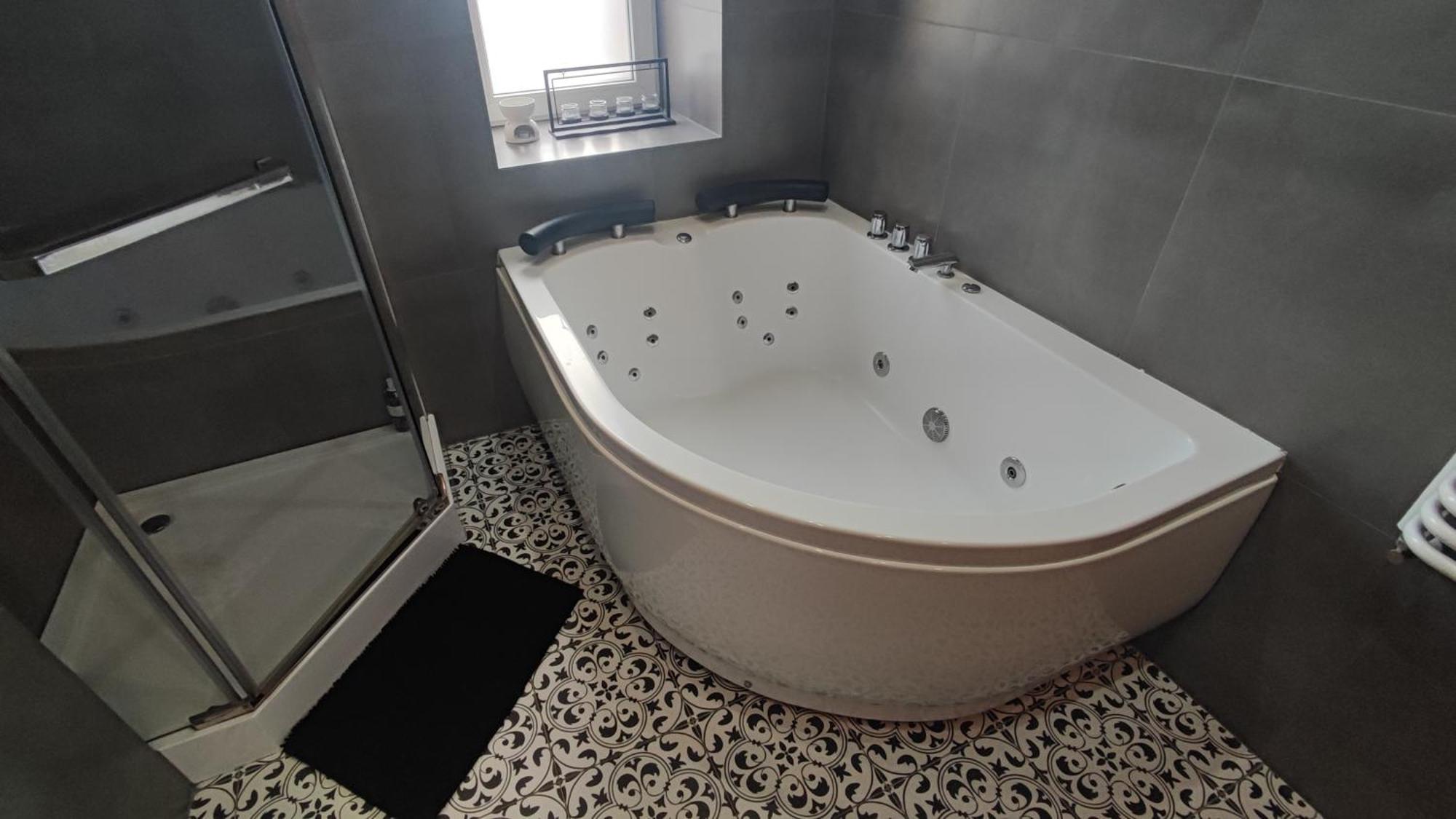 Apartament Z Jacuzzi هيل المظهر الخارجي الصورة